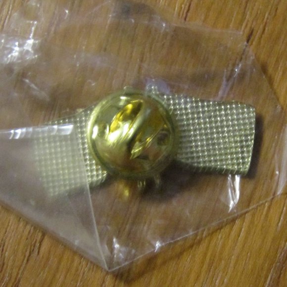 New in Bag USA & China Crossed Flags Pin Friendship Lapel Tie Tack Patriotic - Picture 3 of 3